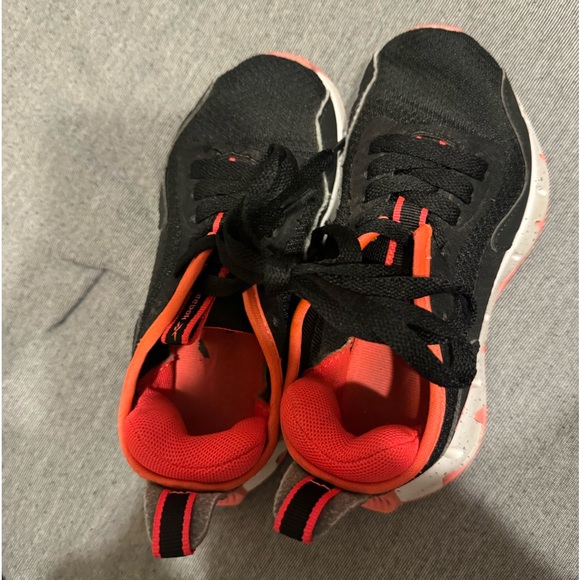 Baby girl Reebok tennis shoes sz 6 black/white speckled/ hot pink - Picture 5 of 5